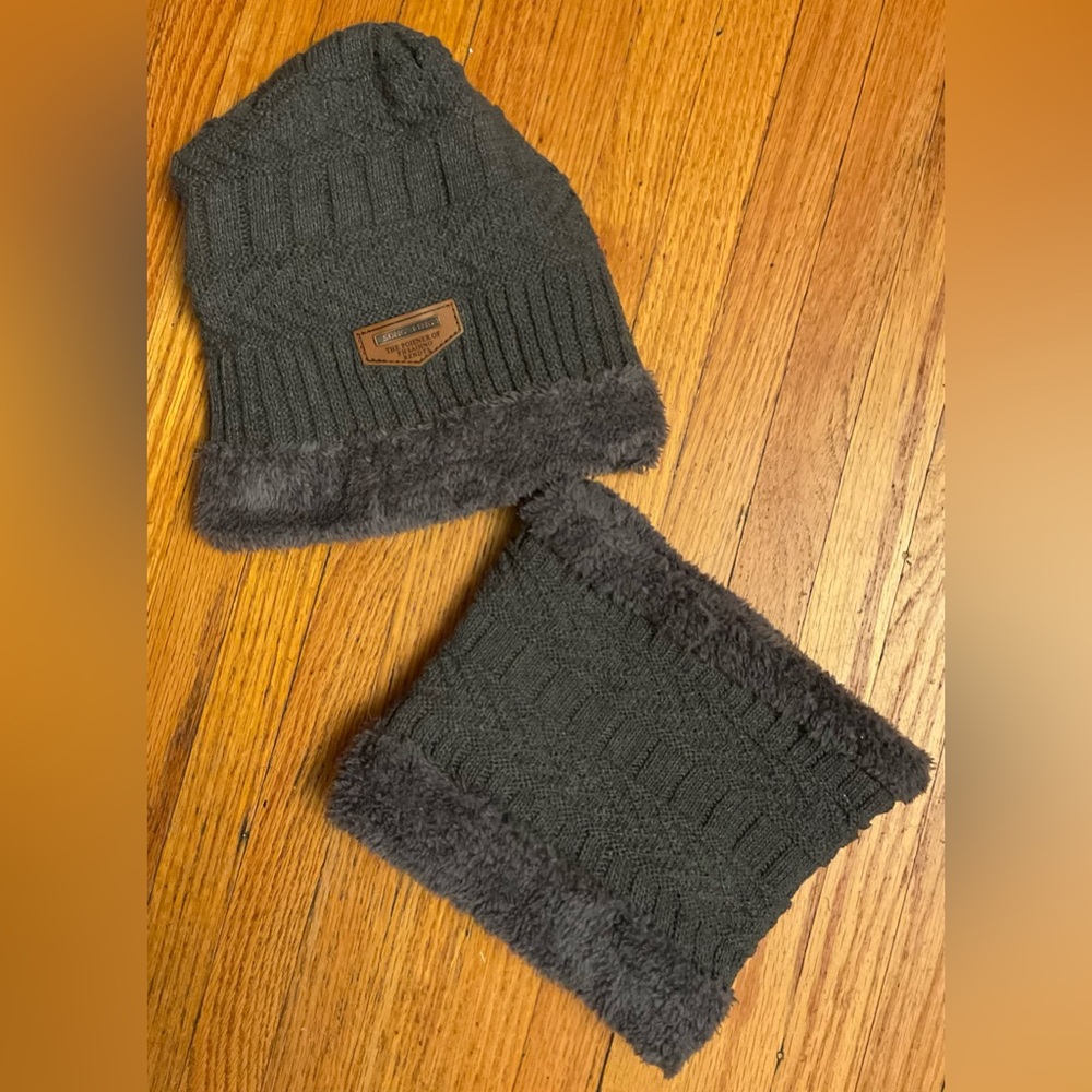 Song Ting The Poiener of Fhsaihno Rendts Gray Beanie Hat & Neck Warmer Set NEW